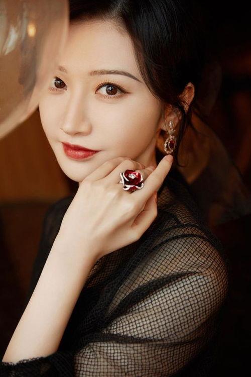 爆料娱乐圈富贵花,揭秘明星背后的奢华生活